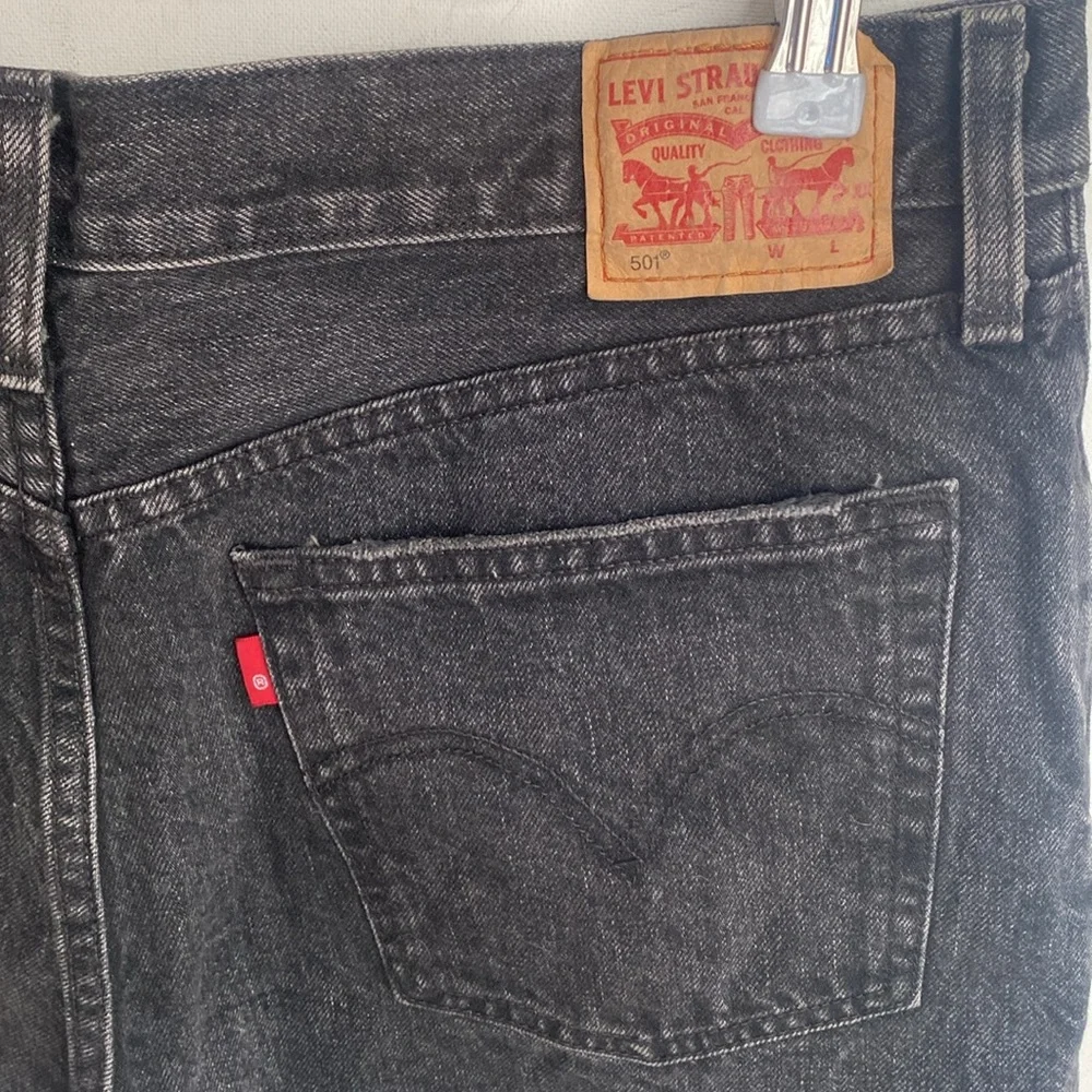 (A10) Levis Black Distressed 501 Denim Shorts, Size 31‎